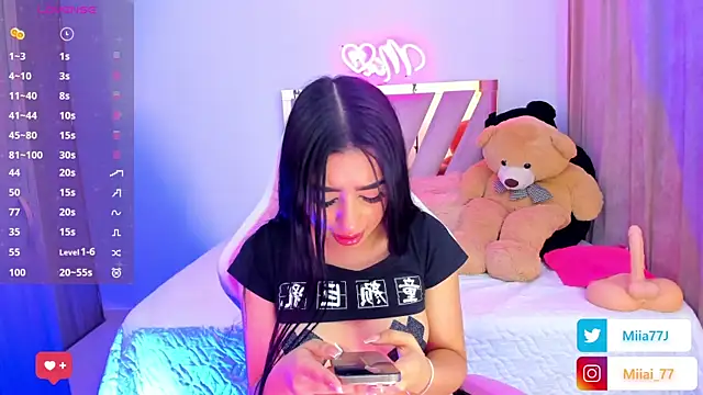 Snapshot of Miia77_ chatting on 09-19-25, 02:13 Miia77 online show from 09-19-25, 02:13