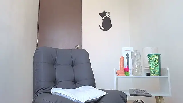 Snapshot of Saturno_v chatting on 10-22-25, 12:16 Saturno v online show from 10-22-25, 12:16