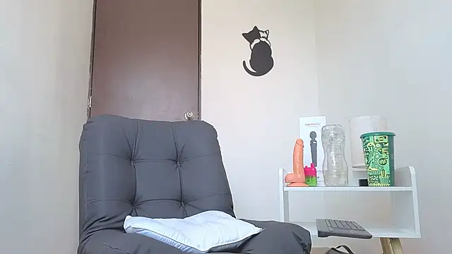 Snapshot of Saturno_v chatting on 10-24-25, 02:35 Saturno v online show from 10-24-25, 02:35