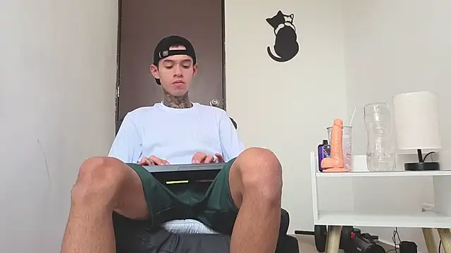 Snapshot of Saturno_v chatting on 11-13-25, 10:36 Saturno v online show from 11-13-25, 10:36