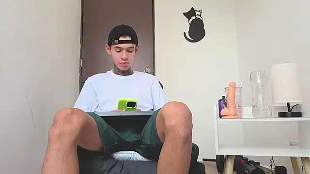 Snapshot of Saturno_v chatting on 11-18-25, 10:41 Saturno v online show from 11-18-25, 10:41