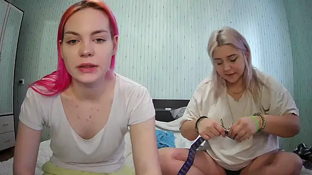 Snapshot of ChrisGirls chatting on 01-04-25, 11:11 ChrisGirls online show from 01-04-25, 11:11