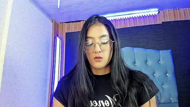 Snapshot of Princess_Violett chatting on 01-23-25, 02:28 Princess Violett online show from 01-23-25, 02:28