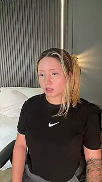 Snapshot of MiaPetit_ chatting on 11-15-25, 01:14 MiaPetit online show from 11-15-25, 01:14