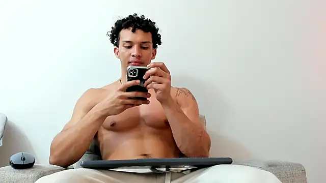 Snapshot of Dominick_star chatting on 01-21-25, 03:48 Dominick star online show from 01-21-25, 03:48