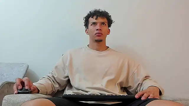 Snapshot of Dominick_star chatting on 03-22-25, 01:32 Dominick star online show from 03-22-25, 01:32