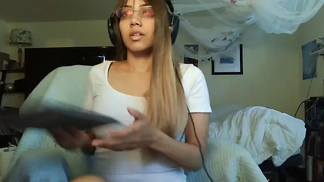 Snapshot of PolinaLoveX chatting on 03-01-25, 04:22 PolinaLoveX online show from 03-01-25, 04:22