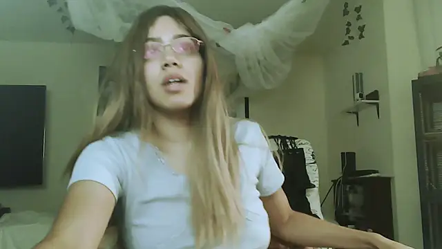 Snapshot of PolinaLoveX chatting on 10-16-25, 03:40 PolinaLoveX online show from 10-16-25, 03:40