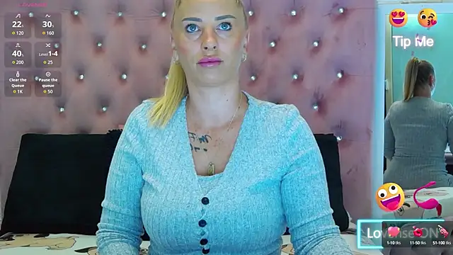 Snapshot of KikiSweet08 chatting on 09-11-25, 04:12 KikiSweet08 online show from 09-11-25, 04:12