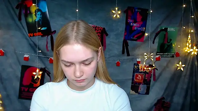 Snapshot of MademoiselleCl chatting on 12-17-25, 01:28 MademoiselleCl online show from 12-17-25, 01:28