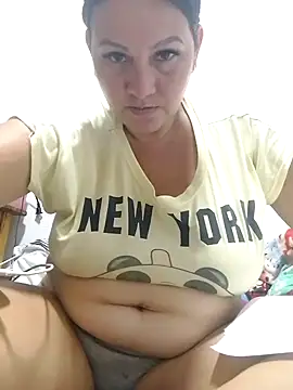 Snapshot of lupita_2023 chatting on 10-18-25, 03:35 lupita 2023 online show from 10-18-25, 03:35