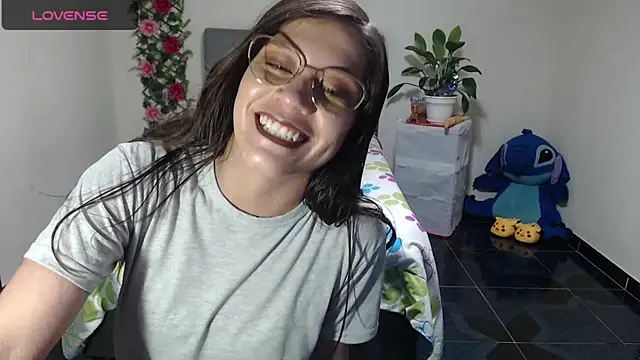 Snapshot of Yeliana_Will chatting on 03-06-25, 02:09 Yeliana Will online show from 03-06-25, 02:09