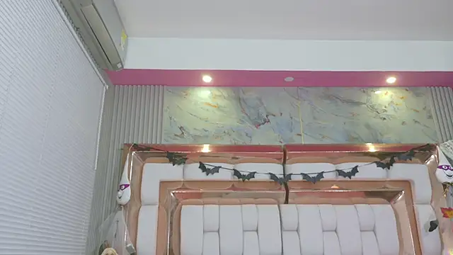 Snapshot of littleebonymommy chatting on 10-21-25, 02:45 littleebonymommy online show from 10-21-25, 02:45