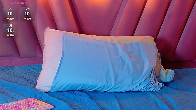 Snapshot of littleebonymommy chatting on 10-24-25, 08:11 littleebonymommy online show from 10-24-25, 08:11