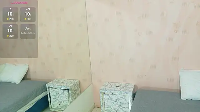 Snapshot of littleebonymommy chatting on 11-04-25, 02:54 littleebonymommy online show from 11-04-25, 02:54