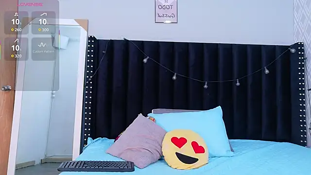 Snapshot of littleebonymommy chatting on 11-08-25, 02:56 littleebonymommy online show from 11-08-25, 02:56