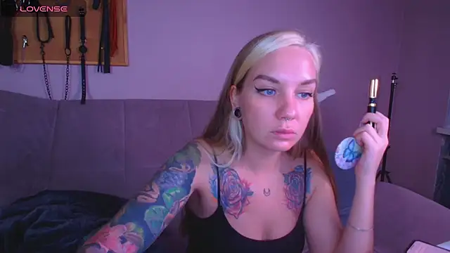 Carrie Moonshine online show from 11-21-25, 04:16