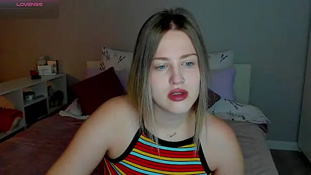 Snapshot of _Sarah_Soul_ chatting on 10-17-25, 12:01 Sarah Soul online show from 10-17-25, 12:01