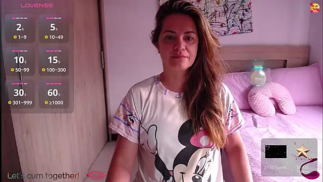 Snapshot of ParisW chatting on 09-17-25, 12:40 ParisW online show from 09-17-25, 12:40