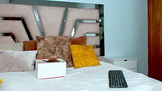 cintia hills online show from 01-15-25, 04:04
