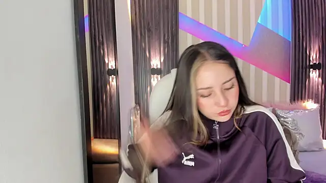 Snapshot of emily_layton chatting on 10-06-25, 02:36 emily layton online show from 10-06-25, 02:36