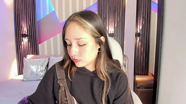 Snapshot of emily_layton chatting on 10-08-25, 02:36 emily layton online show from 10-08-25, 02:36