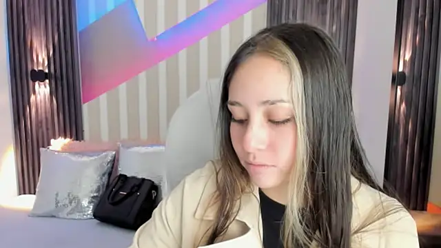 Snapshot of emily_layton chatting on 10-13-25, 02:39 emily layton online show from 10-13-25, 02:39