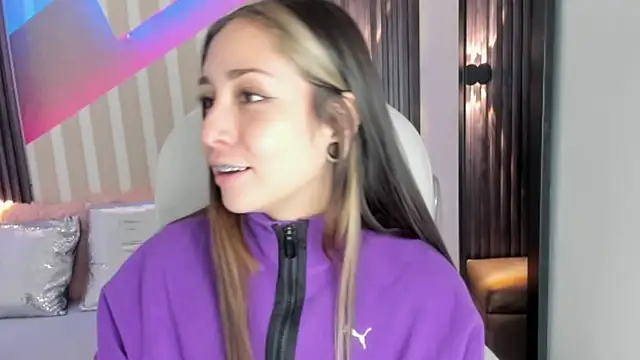 Snapshot of emily_layton chatting on 10-14-25, 02:40 emily layton online show from 10-14-25, 02:40