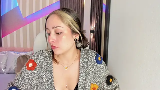 Snapshot of emily_layton chatting on 10-17-25, 02:41 emily layton online show from 10-17-25, 02:41