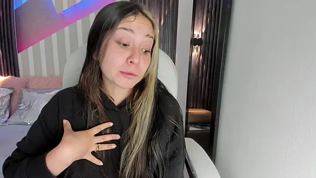 Snapshot of emily_layton chatting on 10-18-25, 03:35 emily layton online show from 10-18-25, 03:35