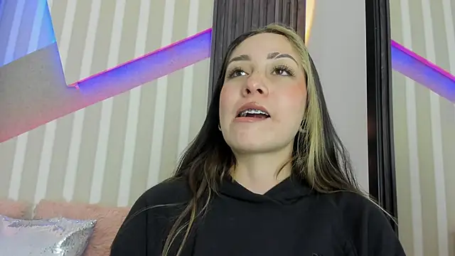 Snapshot of emily_layton chatting on 10-19-25, 04:40 emily layton online show from 10-19-25, 04:40