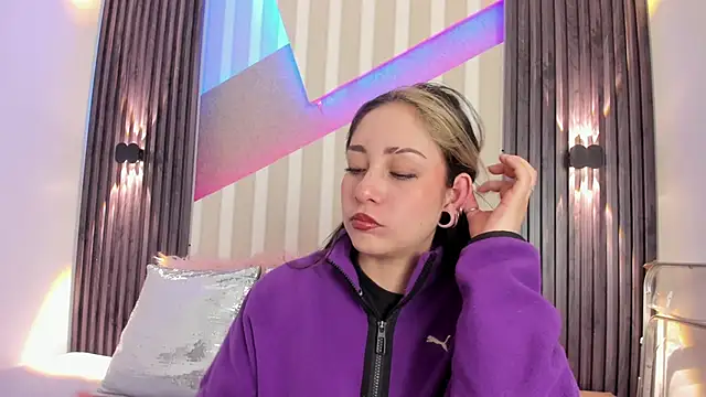 Snapshot of emily_layton chatting on 10-20-25, 02:39 emily layton online show from 10-20-25, 02:39