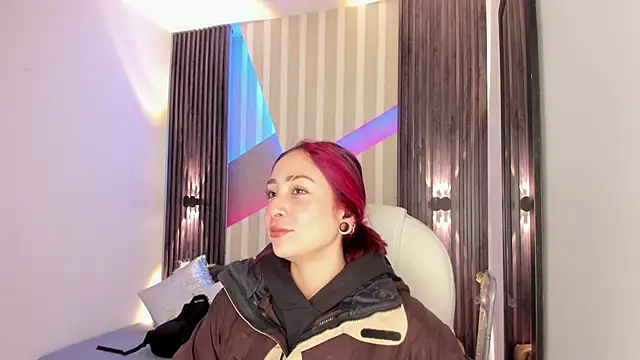 Snapshot of emily_layton chatting on 11-14-25, 02:38 emily layton online show from 11-14-25, 02:38