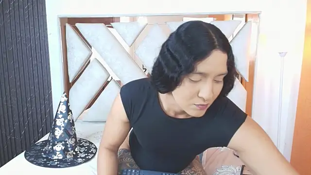 Alison Chan  online show from 10-31-25, 04:19