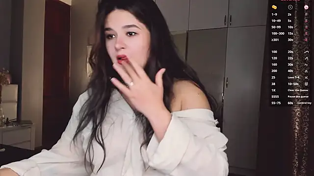 Snapshot of July_Slowdive chatting on 11-13-25, 06:23 July Slowdive online show from 11-13-25, 06:23