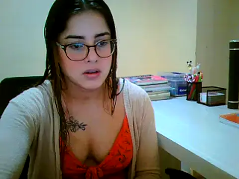 Snapshot of maliamiller chatting on 09-28-25, 04:23 maliamiller online show from 09-28-25, 04:23