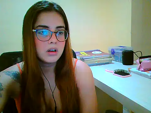 Snapshot of maliamiller chatting on 11-15-25, 06:11 maliamiller online show from 11-15-25, 06:11