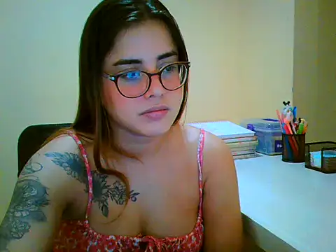 Snapshot of maliamiller chatting on 11-28-25, 09:06 maliamiller online show from 11-28-25, 09:06