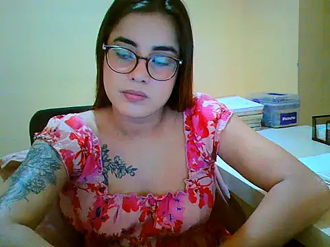 Snapshot of maliamiller chatting on 12-05-25, 03:59 maliamiller online show from 12-05-25, 03:59