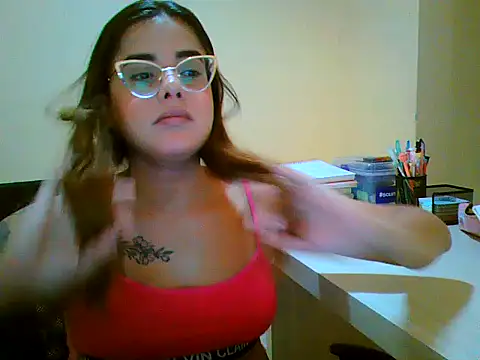 Snapshot of maliamiller chatting on 12-17-25, 08:48 maliamiller online show from 12-17-25, 08:48