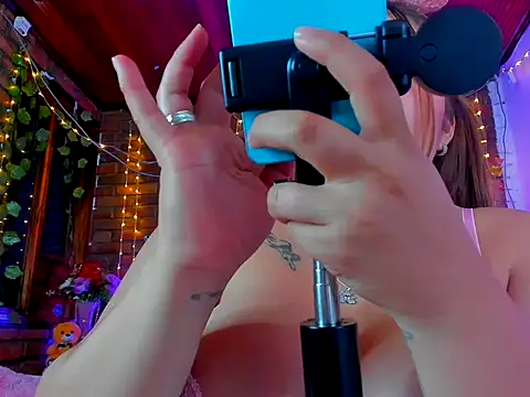 Snapshot of dulcevegga chatting on 10-12-25, 01:37 dulcevegga online show from 10-12-25, 01:37