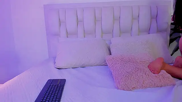 Snapshot of Mia_brunette26 chatting on 12-27-24, 04:21 Mia brunette26 online show from 12-27-24, 04:21