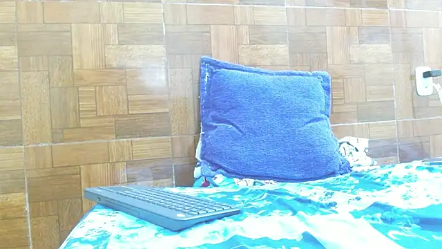 Snapshot of Mia_brunette26 chatting on 03-05-25, 05:18 Mia brunette26 online show from 03-05-25, 05:18