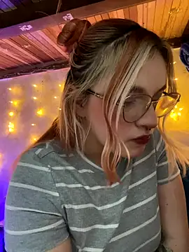 Snapshot of SophiaWeestt99 chatting on 11-28-25, 03:09 SophiaWeestt99 online show from 11-28-25, 03:09