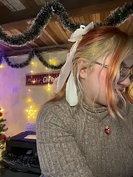 Snapshot of SophiaWeestt99 chatting on 12-17-25, 05:57 SophiaWeestt99 online show from 12-17-25, 05:57