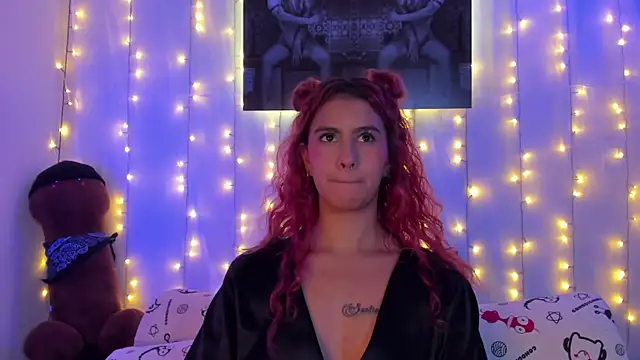 Snapshot of Sophiee_Hill chatting on 12-28-24, 01:17 Sophiee Hill online show from 12-28-24, 01:17