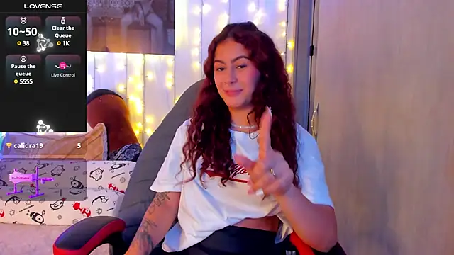 Snapshot of Sophiee_Hill chatting on 03-19-25, 08:23 Sophiee Hill online show from 03-19-25, 08:23