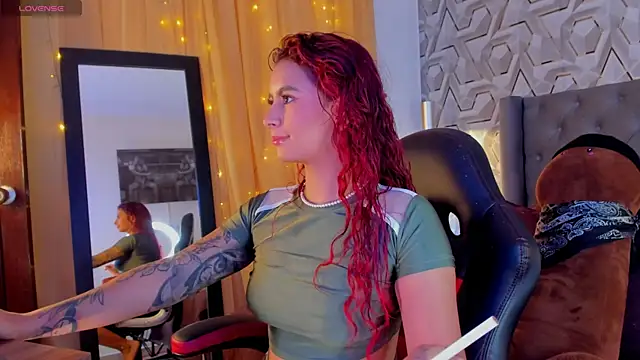 Snapshot of Sophiee_Hill chatting on 09-15-25, 09:15 Sophiee Hill online show from 09-15-25, 09:15