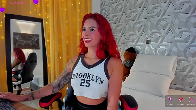 Snapshot of Sophiee_Hill chatting on 10-24-25, 09:49 Sophiee Hill online show from 10-24-25, 09:49