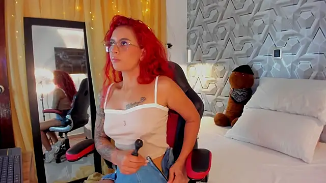 Snapshot of Sophiee_Hill chatting on 10-25-25, 10:45 Sophiee Hill online show from 10-25-25, 10:45